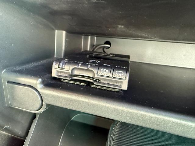 エクスプローラー ＸＬＴ　左ハンドル　バックカメラ　ＥＴＣ　　ポータブルナビ　フロントカメラ　サイドカメラ　シートカバー　社外ＬＥＤバルブ　ＣＤ　Ｂｌｕｅｔｏｏｔｈ　ＡＵＸ　７人乗（25枚目）