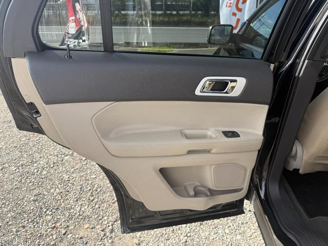 エクスプローラー ＸＬＴ　左ハンドル　バックカメラ　ＥＴＣ　　ポータブルナビ　フロントカメラ　サイドカメラ　シートカバー　社外ＬＥＤバルブ　ＣＤ　Ｂｌｕｅｔｏｏｔｈ　ＡＵＸ　７人乗（32枚目）