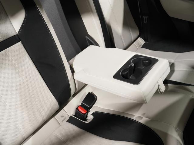 レンジローバーヴェラール R ダイナミック S 250PS パノラミックルーフ MERIDIAN エクステンデットレザーアップグレード ブラックコントラストルーフ 電動リアゲート プレミアムLEDヘッドライトACC 純正ナビ 純正19インチホイール(24枚目)