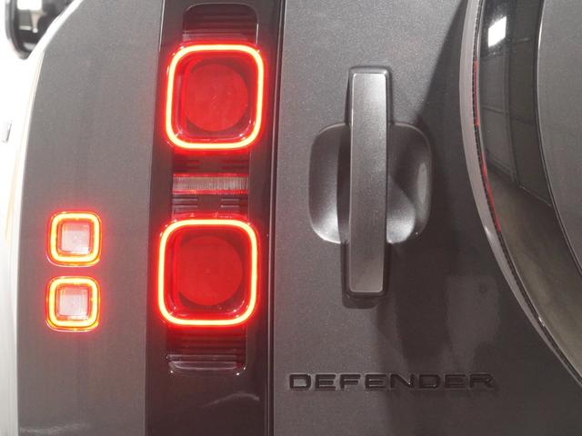 ディフェンダー １１０Ｘ－ダイナミックＨＳＥ　Ｄ３００　パノラマサンルーフ　ＭＥＲＩＤＩＡＮ　エアサス　シートヒーター＆クーラー　後席シートヒーター　ブラックエクステリア　純正サイドステップ　ＯＰ２２インチアルミ　サラウンドカメラ　デジタルインナーミラー（42枚目）