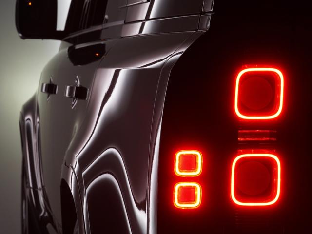 ディフェンダー １１０Ｘ－ダイナミックＨＳＥ　Ｄ３００　パノラマサンルーフ　ＭＥＲＩＤＩＡＮ　エアサス　シートヒーター＆クーラー　後席シートヒーター　ブラックエクステリア　純正サイドステップ　ＯＰ２２インチアルミ　サラウンドカメラ　デジタルインナーミラー（53枚目）