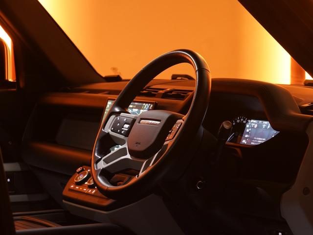 ディフェンダー １１０Ｘ－ダイナミックＨＳＥ　Ｄ３００　パノラマサンルーフ　ＭＥＲＩＤＩＡＮ　エアサス　シートヒーター＆クーラー　後席シートヒーター　ブラックエクステリア　純正サイドステップ　ＯＰ２２インチアルミ　サラウンドカメラ　デジタルインナーミラー（54枚目）
