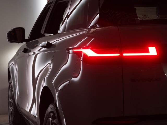 レンジローバーイヴォーク Ｓ　Ｐ２００　シートヒーター　ステアリングヒーター　デジタルインナーミラー　パワーテールゲート　アダプティブクルーズコントロール　ＢＳＭ　ブラックコントラストルーフ　サラウンドカメラ　ＬＥＤヘッドライト（50枚目）