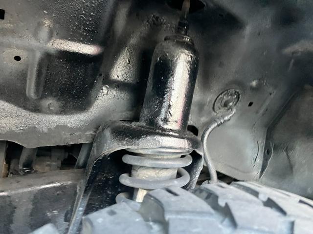 ジムニー ＸＢ　リフトアップ　社外足廻り　社外前後バンパー　スキッドプレート　社外マフラー　社外アルミホイール　レザー調シートカバー　ＣＤ　４ＷＤ　５速ミッション車　タイミングベルト交換済　車検令和９年１２月（8枚目）