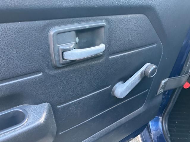 ジムニー ＸＢ　リフトアップ　社外足廻り　社外前後バンパー　スキッドプレート　社外マフラー　社外アルミホイール　レザー調シートカバー　ＣＤ　４ＷＤ　５速ミッション車　タイミングベルト交換済　車検令和９年１２月（18枚目）