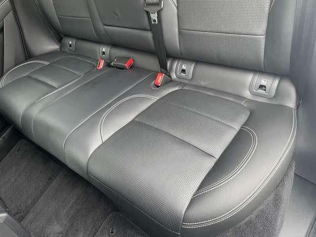 Ｅペイス Ｒ‐ダイナミック　Ｓ　Ｄ２００　ディーゼルターボ　４ＷＤ　純正ナビ　全周囲カメラ　黒革シート　ＬＥＤヘッドライト　ＥＴＣ　パワーバックドア　ブラインドスポットモニター　デジタルインナーミラー　パワーシート（19枚目）