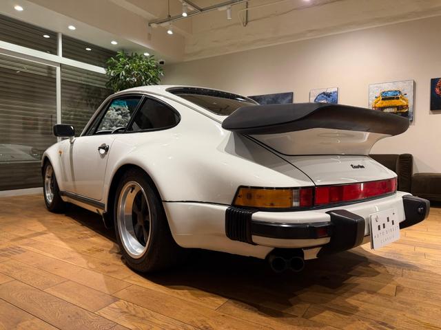 ９１１ ９３０ターボ　８８年式／　空冷３．３Ｌターボ　／　４速ＭＴ　／ヨーロッパ新車並行／　ターボウィング　／　フックス１６インチアロイＡＷ　／ブラックレザーインテリア　／　詳細整備記録（7枚目）