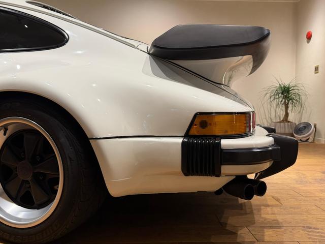 ９１１ ９３０ターボ　８８年式／　空冷３．３Ｌターボ　／　４速ＭＴ　／ヨーロッパ新車並行／　ターボウィング　／　フックス１６インチアロイＡＷ　／ブラックレザーインテリア　／　詳細整備記録（9枚目）