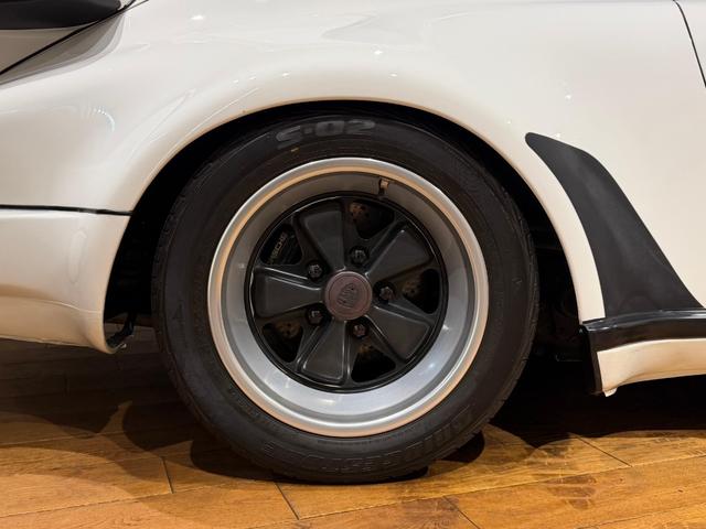 ９１１ ９３０ターボ　８８年式／　空冷３．３Ｌターボ　／　４速ＭＴ　／ヨーロッパ新車並行／　ターボウィング　／　フックス１６インチアロイＡＷ　／ブラックレザーインテリア　／　詳細整備記録（15枚目）