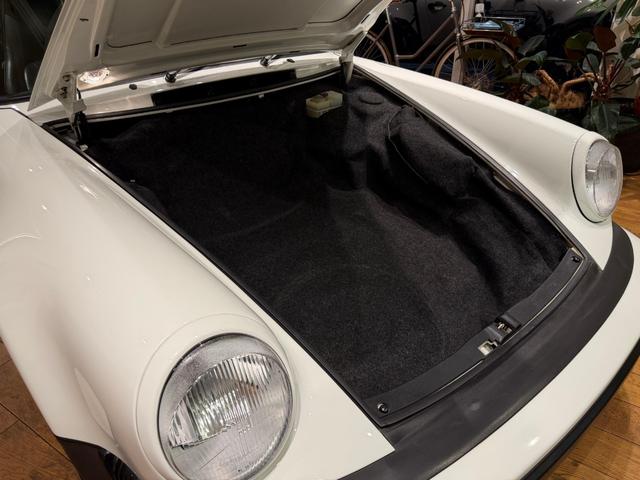 ９１１ ９３０ターボ　８８年式／　空冷３．３Ｌターボ　／　４速ＭＴ　／ヨーロッパ新車並行／　ターボウィング　／　フックス１６インチアロイＡＷ　／ブラックレザーインテリア　／　詳細整備記録（18枚目）