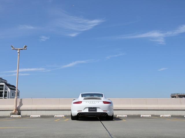 ９１１ ９１１カレラ　スポーツクロノＰＫＧ／スポーツエグゾースト／スポーツデザインステアリング／パワステプラス／ＰＤＬＳ／ＰＡＳＭ／電動ドアミラー／シートヒーター／２０インチカレラＳホイールプラチナ塗装（シルクグロス）（24枚目）
