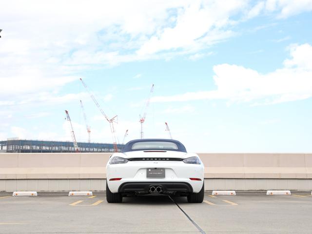 718ボクスター 718ボクスター スポーツクロノPKG/スポーツエグゾースト/電動ドアミラー/パークアシスト(リバーシングカメラ付き)/20インチカレラSホイール/オートエアコン/シートヒーター/ヒーテッドステアリング/パワステプラス(21枚目)