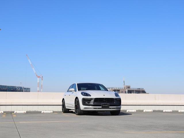 弊社では納車日より１年間ｏｒ走行距離１０万ｋｍまで、遠方のお客さまでも地元のディーラーまたは整備工場で、当店に持ち込んだ場合と同じ内容の修理が可能な保証を設けております！