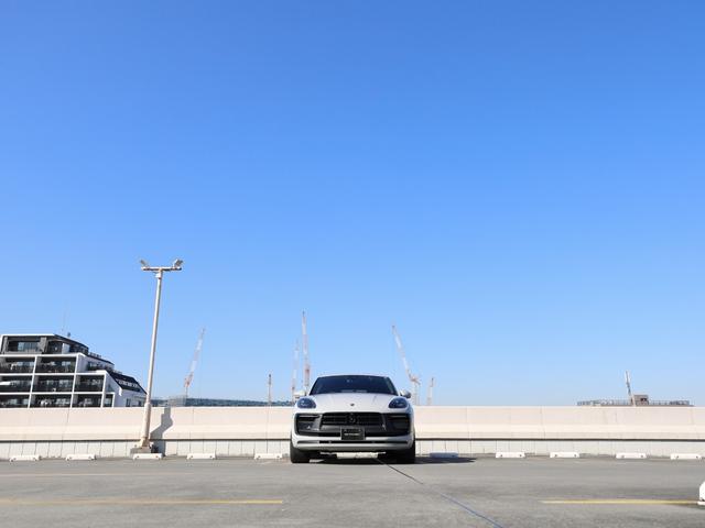 積載車を保有しておりますので、万が一のトラブルにも備えております！フルフラット車ですので、車高の低いお車、スーパーカーなどにも対応しております！