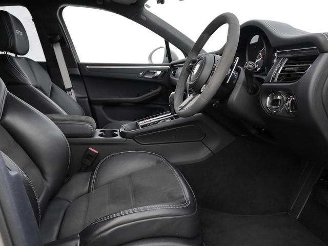 内装のクリーニング、除菌＆消臭なども承ります！専用のクリーナーにて丸洗いを行い、さらに微粒物質や臭いの元までしっかり落とすオゾンクリーンを実施します！