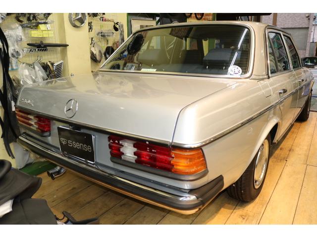 ミディアムクラス 　２３０Ｅ　Ｗ１２３　右ハンドル車（8枚目）