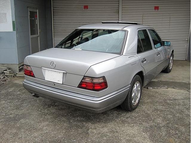 パーツメルセデスベンツ　W124  右  純正　 Eクラス　ヘッドライトレンズ