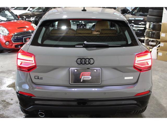 Ｑ２ ハッシュタグ　ブラックスタイリング　禁煙　クワンタムグレー　バーチャルＣ　Ａｕｄｉプレセンス　ＡＣＣ　衝突軽減　レーンＡ　ＭＭＩナビ地デジＢカメラ　ＣＡＲＰＬＡＹ　電動バックドア　革調シートカバー　ＲＳタイプ新品１９ＡＷ　新品タイヤ（8枚目）