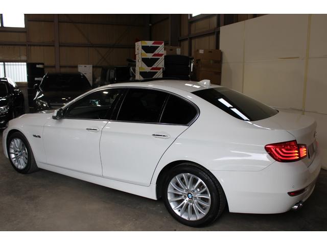 5シリーズ 523iラグジュアリー 後期型 インテリジェントS ACC 衝突軽減 レーンA サンルーフ ダコタブラックレザー アルピンホワイト 純正ナビ地デジBカメラ コンフォートA 純正18AW ピレリタイヤ ディーラー整備(5枚目)