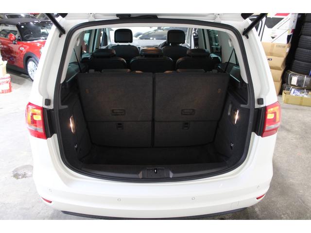 シャラン ＴＳＩ　ハイラインブルーモーションテクノロジー　禁煙　新品天張り張替済　キャンディホワイト　純正ナビ地デジＢカメラ　Ｂｌｕｅｔｏｏｔｈ　パドルシフト　クルコン　ハイライン専用インテリア　シートヒーター　電動バックドア　ディーラー整備記録簿８枚（35枚目）