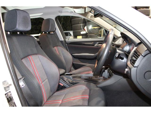 X1 sDrive 18i スポーツ 後期型 禁煙 ユーザー買取車両 アルピンホワイト ストラーダナビBカメラ コンフォートアクセス Bluetooth USB スポーツ専用インテリア エクステリア 純正18AW ヨコハマタイヤ(28枚目)