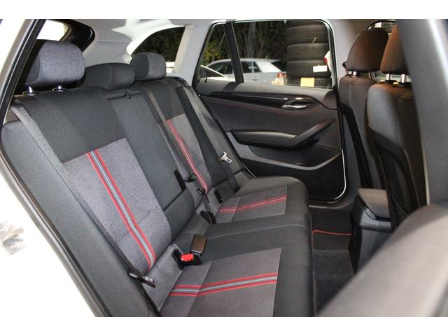 X1 sDrive 18i スポーツ 後期型 禁煙 ユーザー買取車両 アルピンホワイト ストラーダナビBカメラ コンフォートアクセス Bluetooth USB スポーツ専用インテリア エクステリア 純正18AW ヨコハマタイヤ(33枚目)