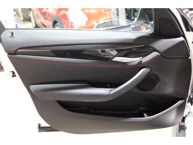 X1 sDrive 18i スポーツ 後期型 禁煙 ユーザー買取車両 アルピンホワイト ストラーダナビBカメラ コンフォートアクセス Bluetooth USB スポーツ専用インテリア エクステリア 純正18AW ヨコハマタイヤ(46枚目)