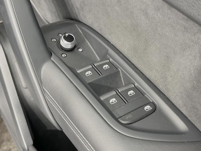 Ｑ５スポーツバック ４０ＴＤＩクワトロ　Ｓライン　Ｓライン＋ＰＫＧ　地デジＴＶチューナー　レーダークルーズコントロール　ＡｐｐｌｅＣａｒＰｌａｙ　純正ナビ　全周囲カメラ　電動リアゲート　パワーシート／シートヒーター　純正１９インチＡＷ　パドルシフト（33枚目）