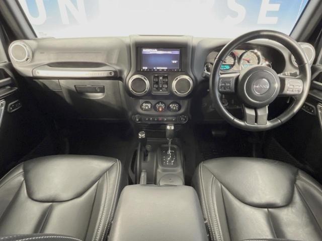ジープ・ラングラーアンリミテッド サハラ　４ＷＤ　革シート／シートヒーター　ＡＬＰＩＮＥスピーカー　ナビ　クルーズコントロール　バック／サイドカメラ　フルセグＴＶ　Ｂｌｕｅｔｏｏｔｈ　ＣＤ／ＤＶＤ　純正１８インチＡＷ　オートライト　ＥＴＣ（2枚目）