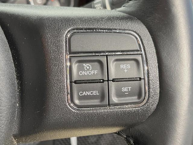 ジープ・ラングラーアンリミテッド サハラ　４ＷＤ　革シート／シートヒーター　ＡＬＰＩＮＥスピーカー　ナビ　クルーズコントロール　バック／サイドカメラ　フルセグＴＶ　Ｂｌｕｅｔｏｏｔｈ　ＣＤ／ＤＶＤ　純正１８インチＡＷ　オートライト　ＥＴＣ（5枚目）