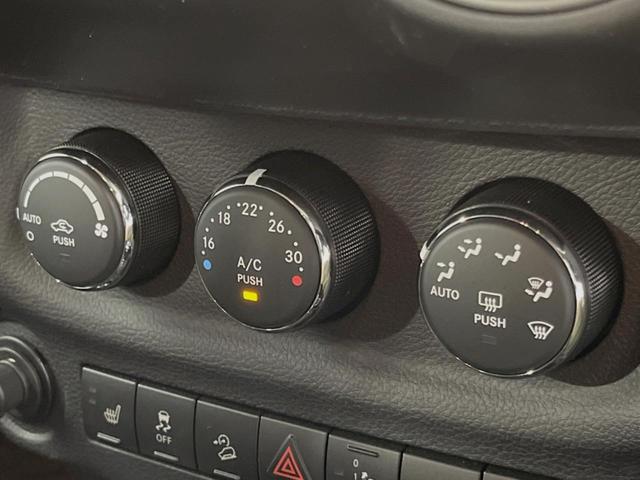 ジープ・ラングラーアンリミテッド サハラ　４ＷＤ　革シート／シートヒーター　ＡＬＰＩＮＥスピーカー　ナビ　クルーズコントロール　バック／サイドカメラ　フルセグＴＶ　Ｂｌｕｅｔｏｏｔｈ　ＣＤ／ＤＶＤ　純正１８インチＡＷ　オートライト　ＥＴＣ（8枚目）