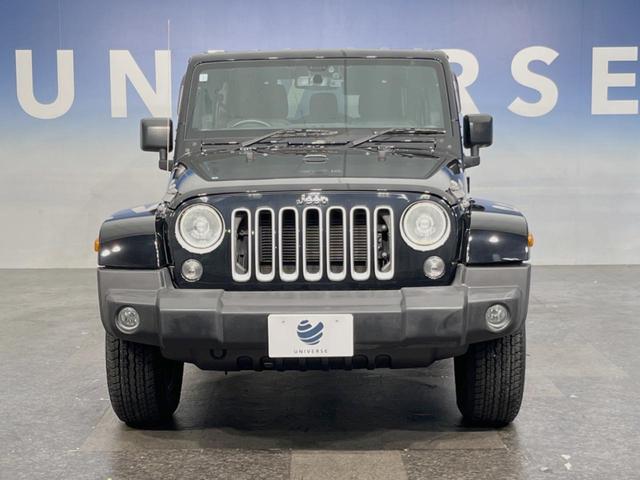 ジープ・ラングラーアンリミテッド サハラ　４ＷＤ　革シート／シートヒーター　ＡＬＰＩＮＥスピーカー　ナビ　クルーズコントロール　バック／サイドカメラ　フルセグＴＶ　Ｂｌｕｅｔｏｏｔｈ　ＣＤ／ＤＶＤ　純正１８インチＡＷ　オートライト　ＥＴＣ（12枚目）