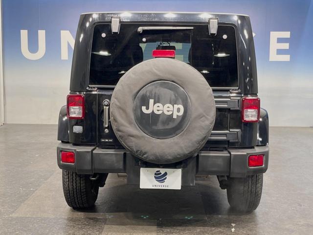 ジープ・ラングラーアンリミテッド サハラ　４ＷＤ　革シート／シートヒーター　ＡＬＰＩＮＥスピーカー　ナビ　クルーズコントロール　バック／サイドカメラ　フルセグＴＶ　Ｂｌｕｅｔｏｏｔｈ　ＣＤ／ＤＶＤ　純正１８インチＡＷ　オートライト　ＥＴＣ（13枚目）