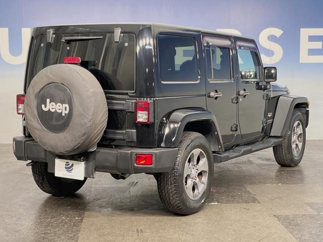 ジープ・ラングラーアンリミテッド サハラ　４ＷＤ　革シート／シートヒーター　ＡＬＰＩＮＥスピーカー　ナビ　クルーズコントロール　バック／サイドカメラ　フルセグＴＶ　Ｂｌｕｅｔｏｏｔｈ　ＣＤ／ＤＶＤ　純正１８インチＡＷ　オートライト　ＥＴＣ（15枚目）