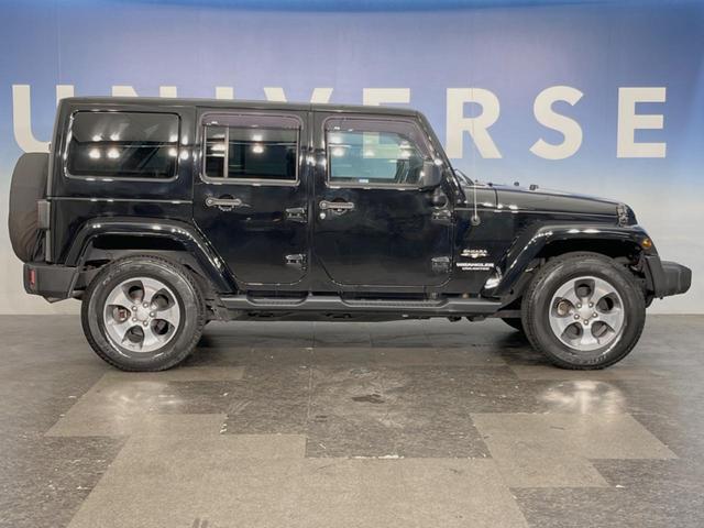 ジープ・ラングラーアンリミテッド サハラ　４ＷＤ　革シート／シートヒーター　ＡＬＰＩＮＥスピーカー　ナビ　クルーズコントロール　バック／サイドカメラ　フルセグＴＶ　Ｂｌｕｅｔｏｏｔｈ　ＣＤ／ＤＶＤ　純正１８インチＡＷ　オートライト　ＥＴＣ（16枚目）