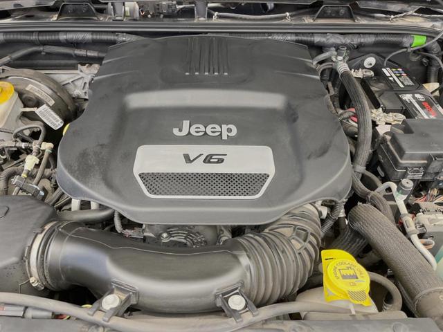 ジープ・ラングラーアンリミテッド サハラ　４ＷＤ　革シート／シートヒーター　ＡＬＰＩＮＥスピーカー　ナビ　クルーズコントロール　バック／サイドカメラ　フルセグＴＶ　Ｂｌｕｅｔｏｏｔｈ　ＣＤ／ＤＶＤ　純正１８インチＡＷ　オートライト　ＥＴＣ（17枚目）