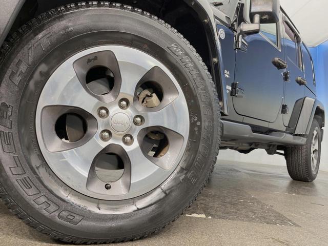ジープ・ラングラーアンリミテッド サハラ　４ＷＤ　革シート／シートヒーター　ＡＬＰＩＮＥスピーカー　ナビ　クルーズコントロール　バック／サイドカメラ　フルセグＴＶ　Ｂｌｕｅｔｏｏｔｈ　ＣＤ／ＤＶＤ　純正１８インチＡＷ　オートライト　ＥＴＣ（18枚目）
