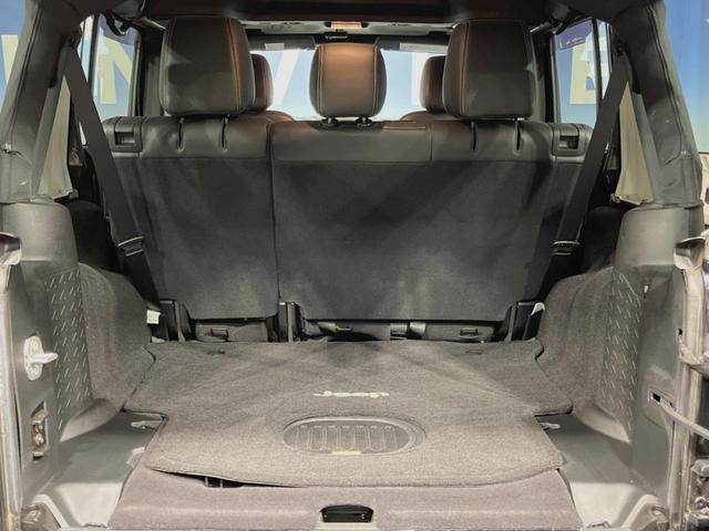 ジープ・ラングラーアンリミテッド サハラ　４ＷＤ　革シート／シートヒーター　ＡＬＰＩＮＥスピーカー　ナビ　クルーズコントロール　バック／サイドカメラ　フルセグＴＶ　Ｂｌｕｅｔｏｏｔｈ　ＣＤ／ＤＶＤ　純正１８インチＡＷ　オートライト　ＥＴＣ（19枚目）
