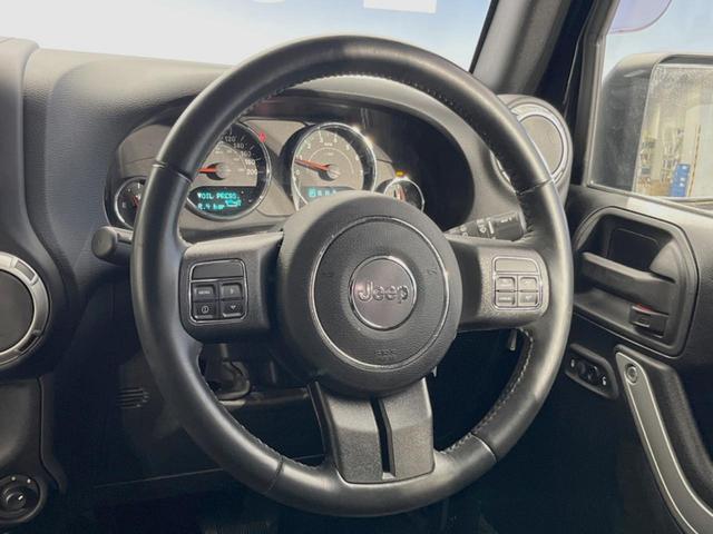 ジープ・ラングラーアンリミテッド サハラ　４ＷＤ　革シート／シートヒーター　ＡＬＰＩＮＥスピーカー　ナビ　クルーズコントロール　バック／サイドカメラ　フルセグＴＶ　Ｂｌｕｅｔｏｏｔｈ　ＣＤ／ＤＶＤ　純正１８インチＡＷ　オートライト　ＥＴＣ（20枚目）