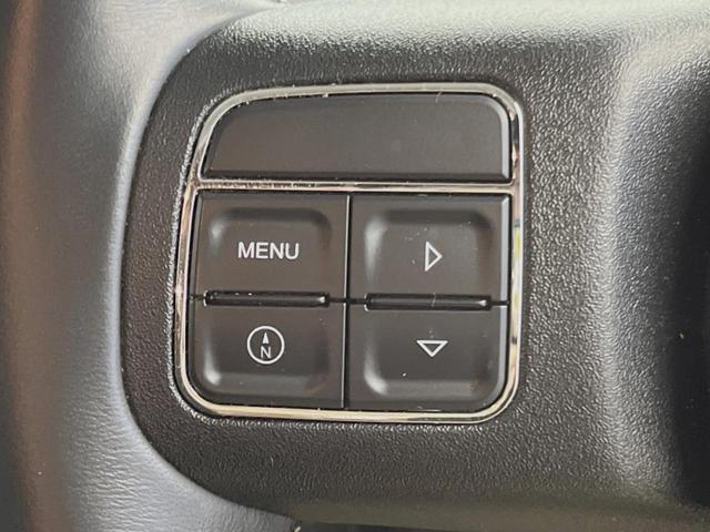 ジープ・ラングラーアンリミテッド サハラ　４ＷＤ　革シート／シートヒーター　ＡＬＰＩＮＥスピーカー　ナビ　クルーズコントロール　バック／サイドカメラ　フルセグＴＶ　Ｂｌｕｅｔｏｏｔｈ　ＣＤ／ＤＶＤ　純正１８インチＡＷ　オートライト　ＥＴＣ（24枚目）