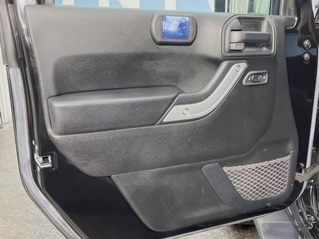 ジープ・ラングラーアンリミテッド サハラ　４ＷＤ　革シート／シートヒーター　ＡＬＰＩＮＥスピーカー　ナビ　クルーズコントロール　バック／サイドカメラ　フルセグＴＶ　Ｂｌｕｅｔｏｏｔｈ　ＣＤ／ＤＶＤ　純正１８インチＡＷ　オートライト　ＥＴＣ（25枚目）
