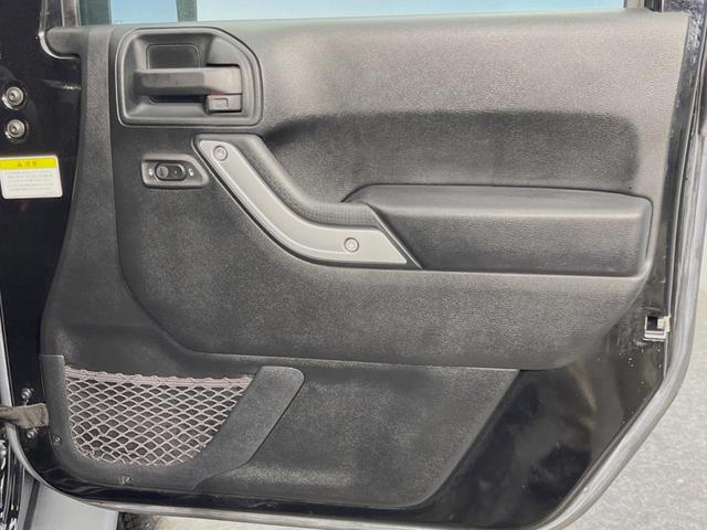 ジープ・ラングラーアンリミテッド サハラ　４ＷＤ　革シート／シートヒーター　ＡＬＰＩＮＥスピーカー　ナビ　クルーズコントロール　バック／サイドカメラ　フルセグＴＶ　Ｂｌｕｅｔｏｏｔｈ　ＣＤ／ＤＶＤ　純正１８インチＡＷ　オートライト　ＥＴＣ（26枚目）