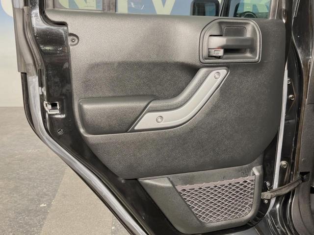 ジープ・ラングラーアンリミテッド サハラ　４ＷＤ　革シート／シートヒーター　ＡＬＰＩＮＥスピーカー　ナビ　クルーズコントロール　バック／サイドカメラ　フルセグＴＶ　Ｂｌｕｅｔｏｏｔｈ　ＣＤ／ＤＶＤ　純正１８インチＡＷ　オートライト　ＥＴＣ（27枚目）