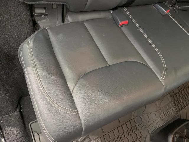 ジープ・ラングラーアンリミテッド サハラ　４ＷＤ　革シート／シートヒーター　ＡＬＰＩＮＥスピーカー　ナビ　クルーズコントロール　バック／サイドカメラ　フルセグＴＶ　Ｂｌｕｅｔｏｏｔｈ　ＣＤ／ＤＶＤ　純正１８インチＡＷ　オートライト　ＥＴＣ（31枚目）