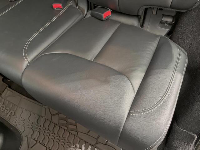 ジープ・ラングラーアンリミテッド サハラ　４ＷＤ　革シート／シートヒーター　ＡＬＰＩＮＥスピーカー　ナビ　クルーズコントロール　バック／サイドカメラ　フルセグＴＶ　Ｂｌｕｅｔｏｏｔｈ　ＣＤ／ＤＶＤ　純正１８インチＡＷ　オートライト　ＥＴＣ（32枚目）