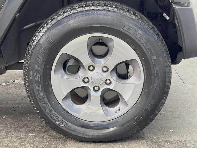 ジープ・ラングラーアンリミテッド サハラ　４ＷＤ　革シート／シートヒーター　ＡＬＰＩＮＥスピーカー　ナビ　クルーズコントロール　バック／サイドカメラ　フルセグＴＶ　Ｂｌｕｅｔｏｏｔｈ　ＣＤ／ＤＶＤ　純正１８インチＡＷ　オートライト　ＥＴＣ（33枚目）