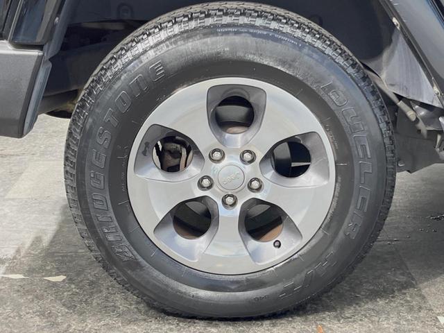 ジープ・ラングラーアンリミテッド サハラ　４ＷＤ　革シート／シートヒーター　ＡＬＰＩＮＥスピーカー　ナビ　クルーズコントロール　バック／サイドカメラ　フルセグＴＶ　Ｂｌｕｅｔｏｏｔｈ　ＣＤ／ＤＶＤ　純正１８インチＡＷ　オートライト　ＥＴＣ（34枚目）