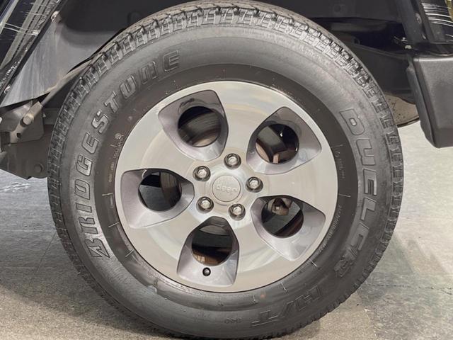 ジープ・ラングラーアンリミテッド サハラ　４ＷＤ　革シート／シートヒーター　ＡＬＰＩＮＥスピーカー　ナビ　クルーズコントロール　バック／サイドカメラ　フルセグＴＶ　Ｂｌｕｅｔｏｏｔｈ　ＣＤ／ＤＶＤ　純正１８インチＡＷ　オートライト　ＥＴＣ（35枚目）