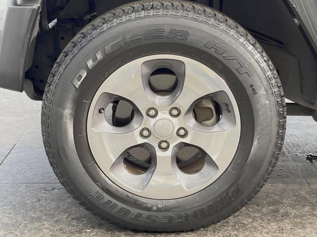 ジープ・ラングラーアンリミテッド サハラ　４ＷＤ　革シート／シートヒーター　ＡＬＰＩＮＥスピーカー　ナビ　クルーズコントロール　バック／サイドカメラ　フルセグＴＶ　Ｂｌｕｅｔｏｏｔｈ　ＣＤ／ＤＶＤ　純正１８インチＡＷ　オートライト　ＥＴＣ（36枚目）