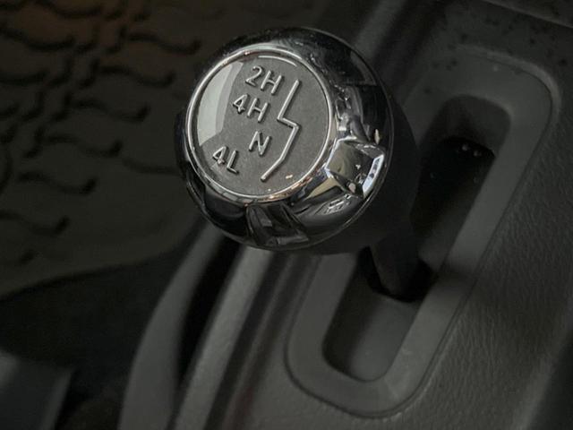 ジープ・ラングラーアンリミテッド サハラ　４ＷＤ　革シート／シートヒーター　ＡＬＰＩＮＥスピーカー　ナビ　クルーズコントロール　バック／サイドカメラ　フルセグＴＶ　Ｂｌｕｅｔｏｏｔｈ　ＣＤ／ＤＶＤ　純正１８インチＡＷ　オートライト　ＥＴＣ（43枚目）
